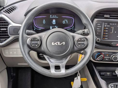 Used 2025 Kia Soul LX w/ LX Technology Package FWD image 30