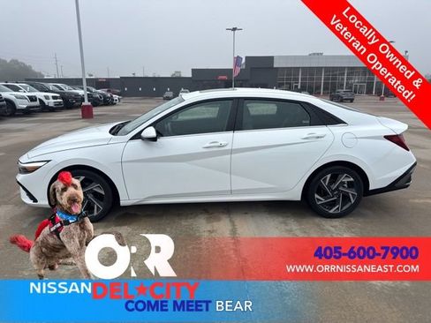 Used 2025 Hyundai Elantra SEL FWD image 2