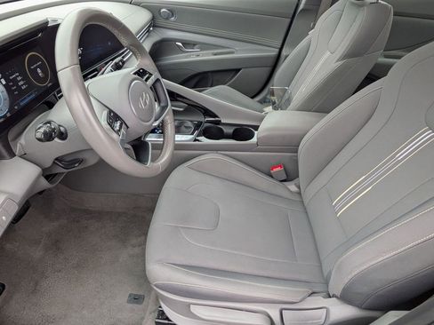 Used 2025 Hyundai Elantra SEL image 11