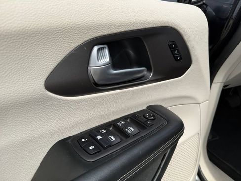 Used 2024 Chrysler Pacifica Touring-L FWD image 16