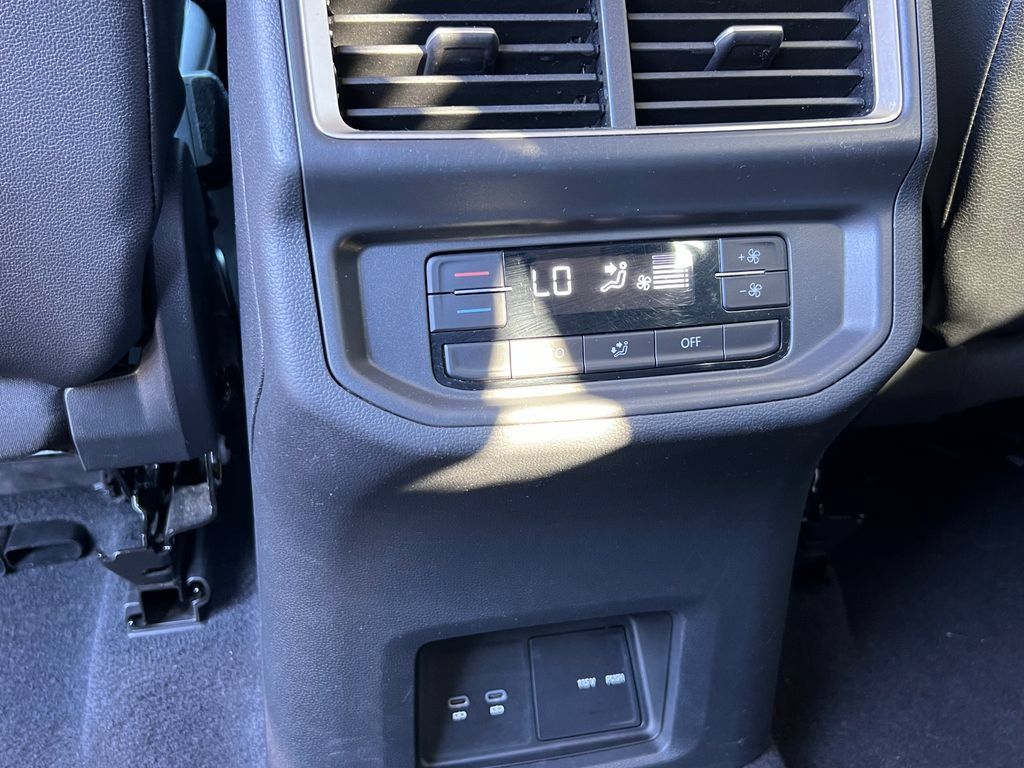 Used 2024 Volkswagen Atlas SE AWD/4WD image 13