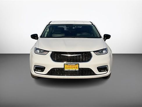 Used 2024 Chrysler Pacifica Touring-L image 3