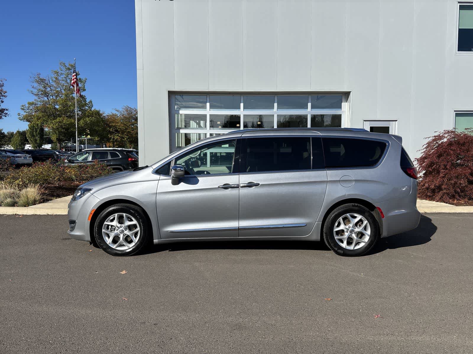 Used 2020 Chrysler Pacifica Limited FWD image 2