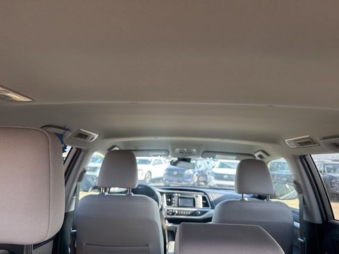 Used 2019 Toyota Highlander LE image 29