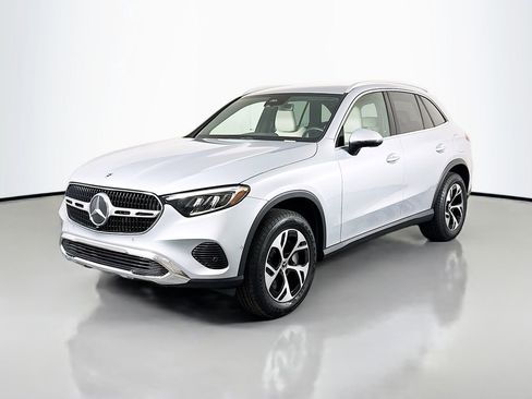 Used 2025 Mercedes-Benz GLC 350e 4MATIC image 3