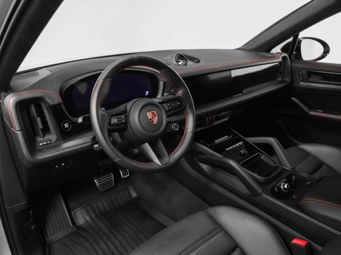 Certified 2025 Porsche Cayenne GTS AWD/4WD image 4