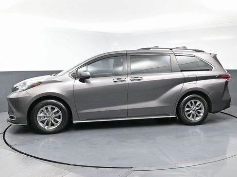 Used 2022 Toyota Sienna XLE w/ XLE Plus Package image 6