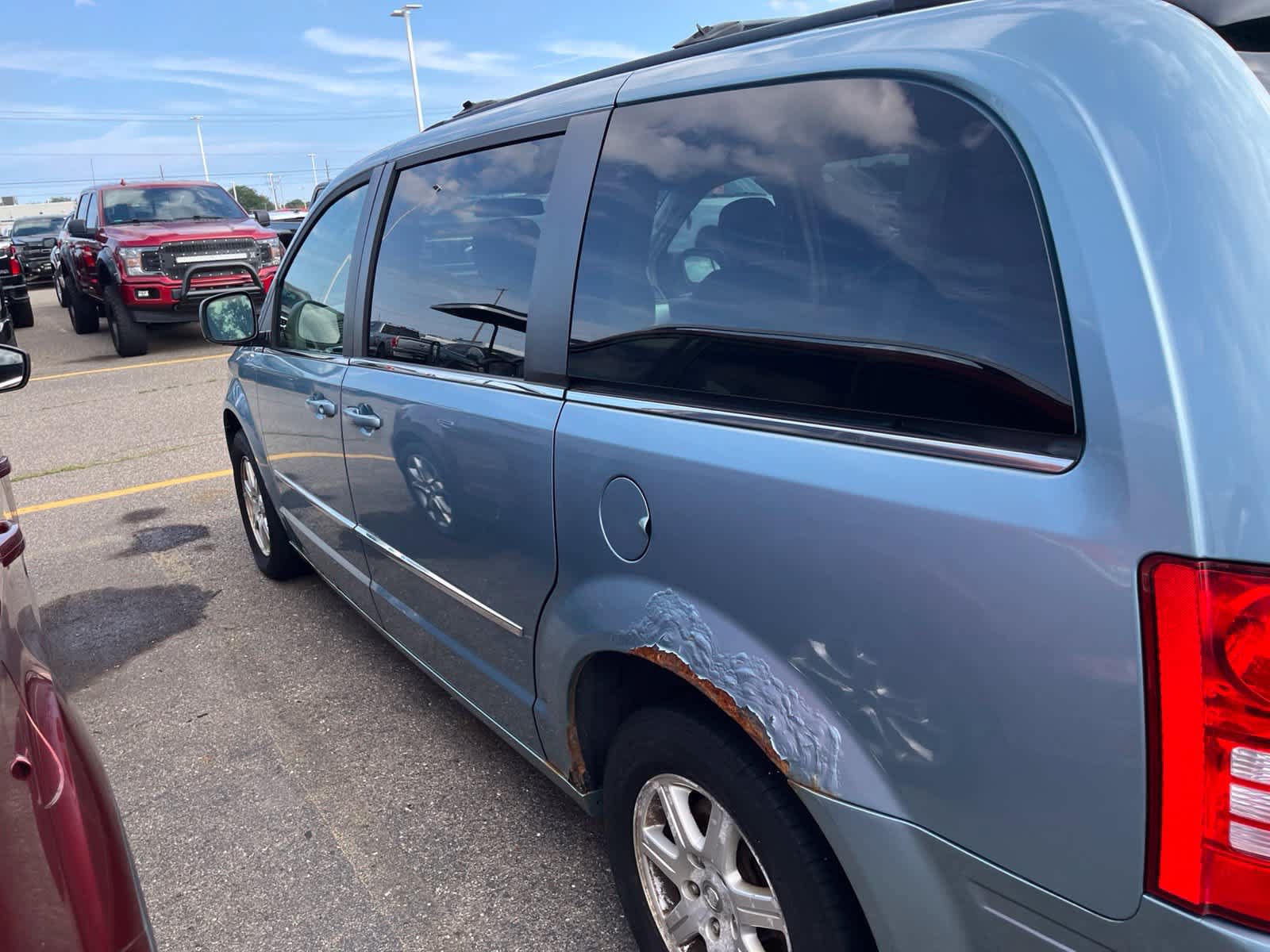 Used 2009 Chrysler Town & Country Touring w/ Family Value Group FWD image 9
