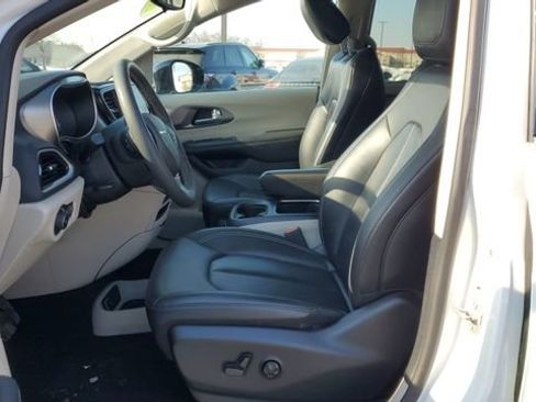 Certified 2024 Chrysler Pacifica Touring-L image 5