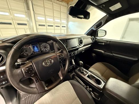 Used 2020 Toyota Tacoma TRD Sport image 12