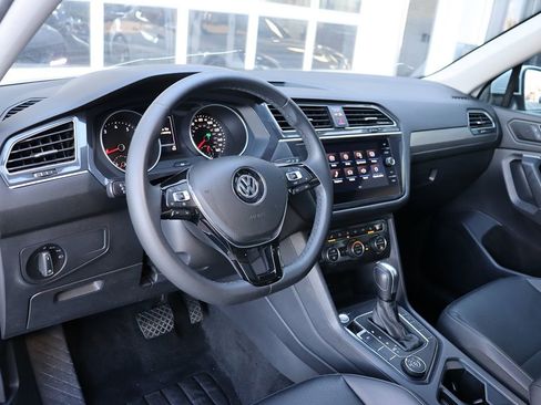 Used 2020 Volkswagen Tiguan SE w/ Panoramic Sunroof Package image 13
