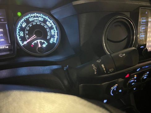 Used 2017 Toyota Tacoma TRD Sport image 38