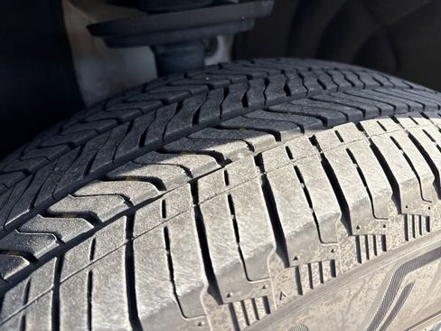 Used 2025 Chevrolet Traverse LT image 32