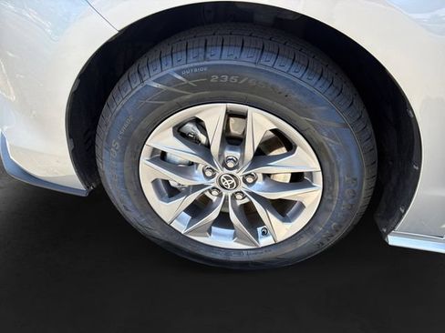 Certified 2022 Toyota Sienna XLE FWD image 11