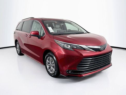 Certified 2026 Toyota Sienna XLE FWD image 10