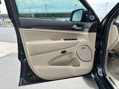 Used 2019 Jeep Grand Cherokee Overland AWD/4WD image 14