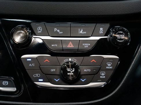 Used 2025 Chrysler Pacifica Select FWD image 13