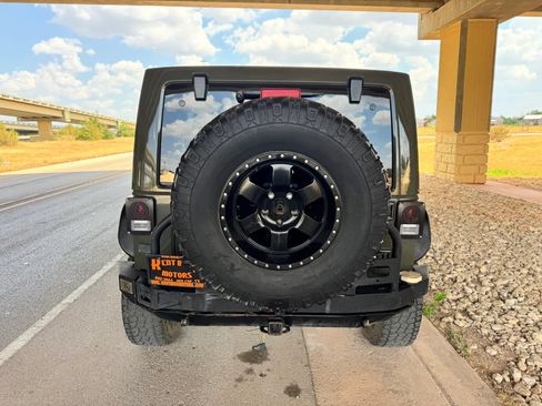 Used 2015 Jeep Wrangler Unlimited Sahara w/ Connectivity Group AWD/4WD image 4