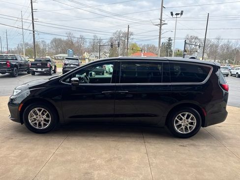 Used 2025 Chrysler Pacifica Select image 6