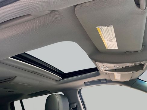 Used 2018 Chevrolet Suburban LT RWD image 14
