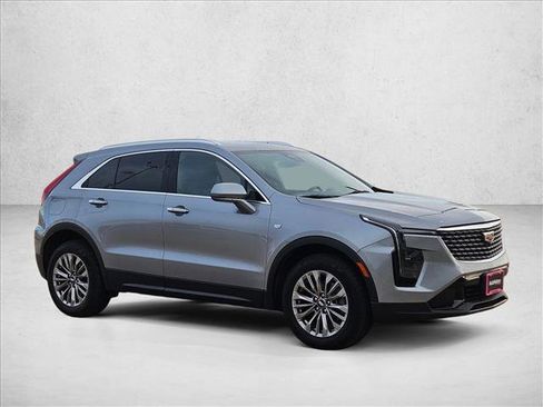 Used 2024 Cadillac XT4 Premium Luxury image 3