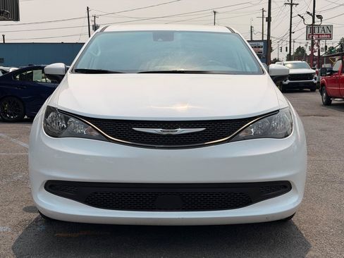 Used 2023 Chrysler Voyager LX FWD image 2
