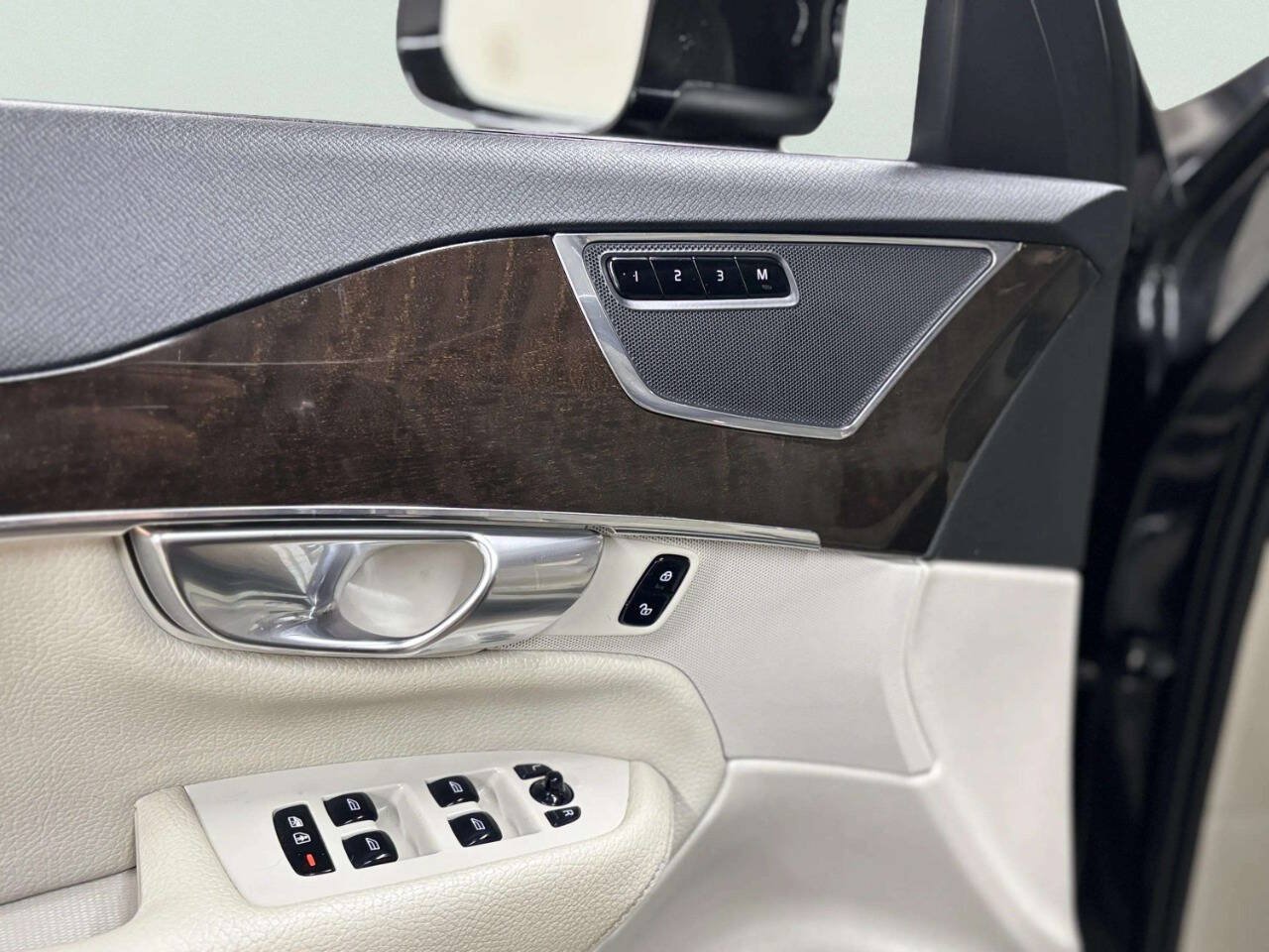 Used 2018 Volvo XC90 T5 Momentum w/ Convenience Package FWD image 14