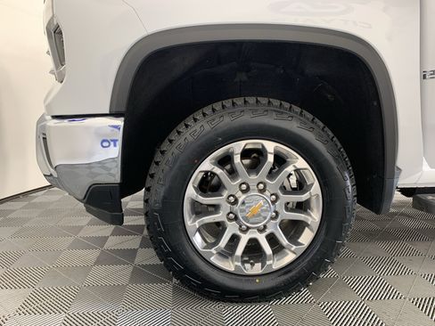Used 2024 Chevrolet Silverado 2500 LTZ w/ LTZ Convenience Package AWD/4WD image 11