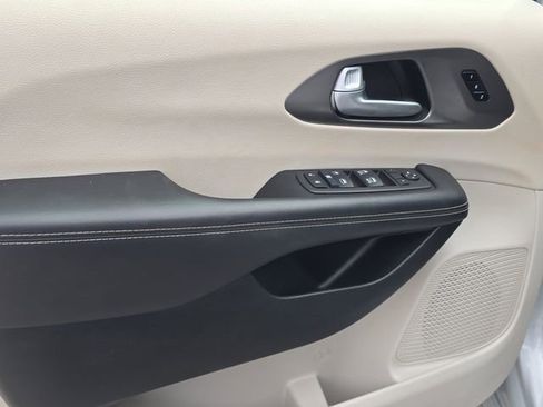 Used 2024 Chrysler Pacifica Touring-L image 20