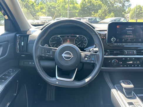 Used 2025 Nissan Pathfinder SV FWD image 24