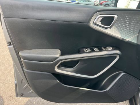 Used 2025 Kia Soul LX w/ LX Technology Package FWD image 18