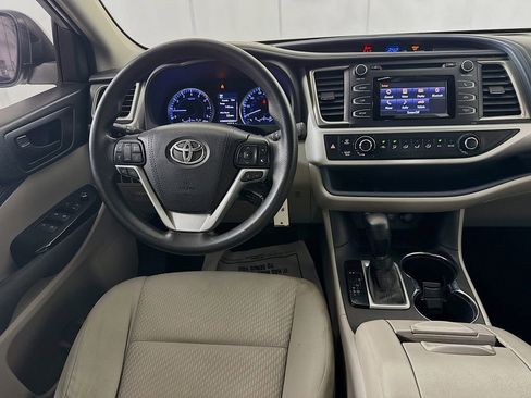 Used 2018 Toyota Highlander LE image 25