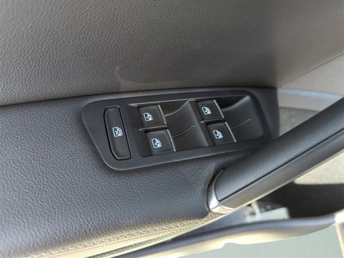 Used 2017 Volkswagen Golf R 4-Door image 25