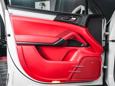 Used 2015 Porsche Cayenne Turbo image 36