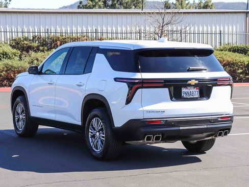 Used 2024 Chevrolet Traverse LS FWD image 5