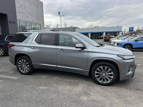 Used 2023 Chevrolet Traverse Premier AWD/4WD image 3