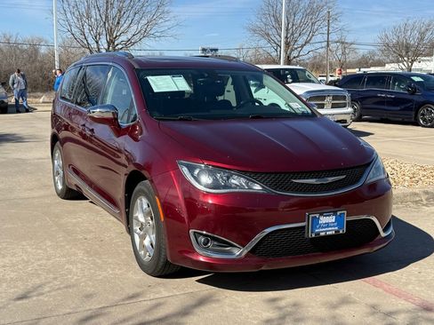 Used 2018 Chrysler Pacifica Limited image 11