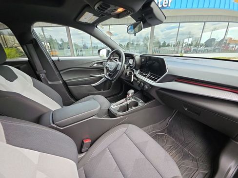 Used 2024 Chevrolet Trax RS w/ Sunroof Package FWD image 18