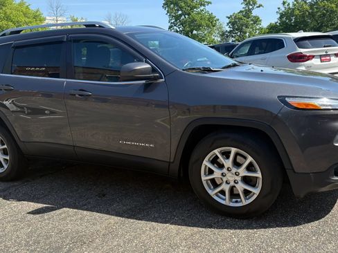 Used 2017 Jeep Cherokee Latitude w/ Cold Weather Group AWD/4WD image 12