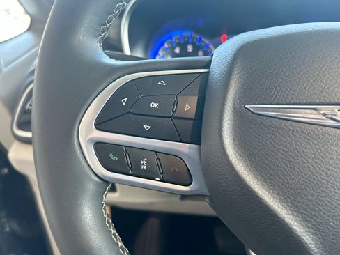 Used 2023 Chrysler Pacifica Limited FWD image 18