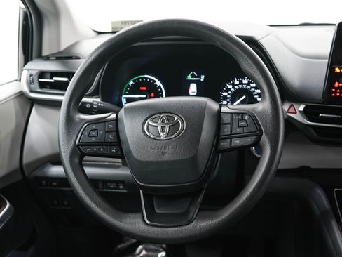 Used 2024 Toyota Sienna LE AWD/4WD image 17