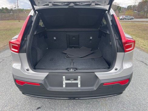 Used 2025 Volvo XC40 B5 Plus image 9