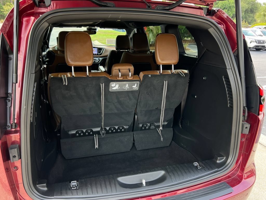 Used 2021 Chrysler Pacifica Limited w/ Uconnect Theater Family Group FWD image 23
