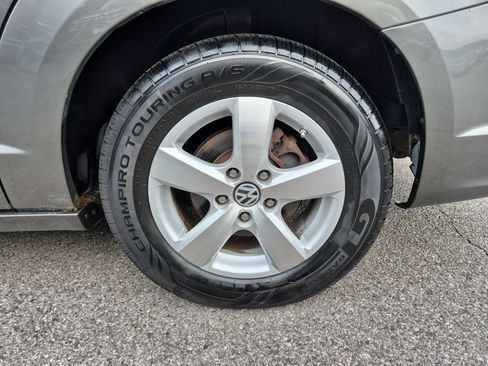 Used 2010 Volkswagen Routan SE FWD image 7