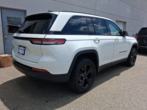 Used 2023 Jeep Grand Cherokee Altitude AWD/4WD image 9