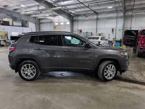 Used 2024 Jeep Compass Latitude AWD/4WD image 2