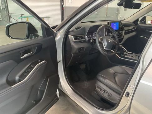 Used 2023 Toyota Highlander XLE image 9