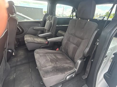 Used 2019 Dodge Grand Caravan SE FWD image 16