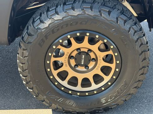 Used 2018 Toyota Tacoma TRD Off-Road w/ Technology Package AWD/4WD image 10