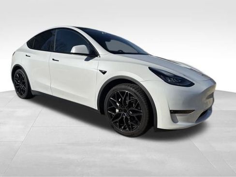 Used 2022 Tesla Model Y Long Range image 2